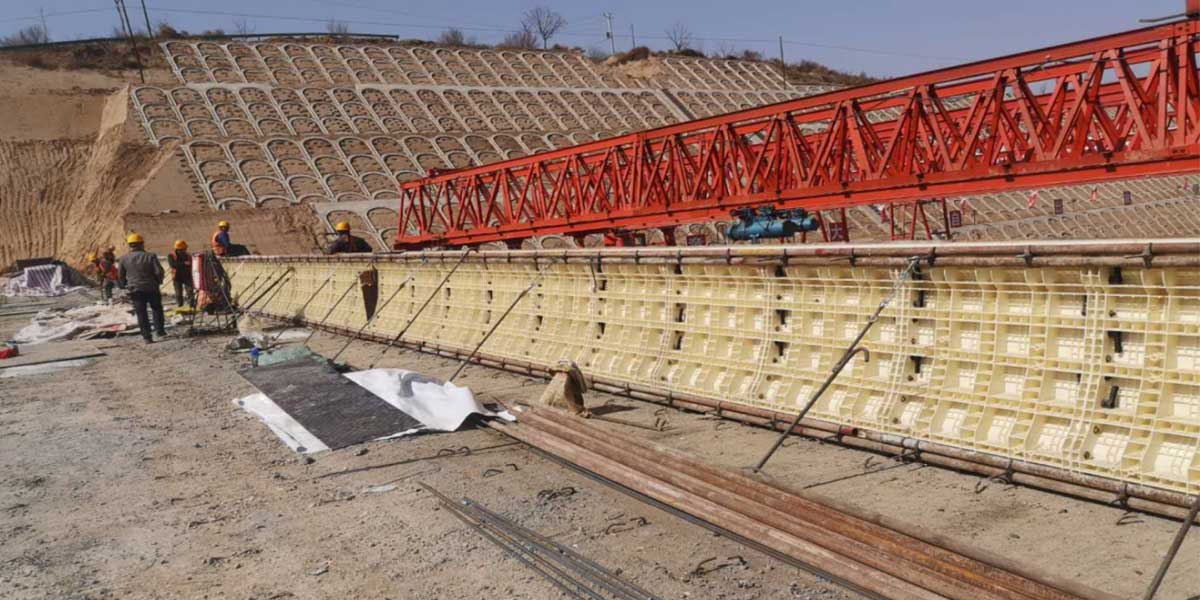 甘肅路橋-鼎駿塑業(yè)防撞墻防撞護欄塑鋼模板合作案例